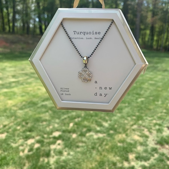 🍀 Clover Charm Necklace 🍀 - Picture 2 of 3